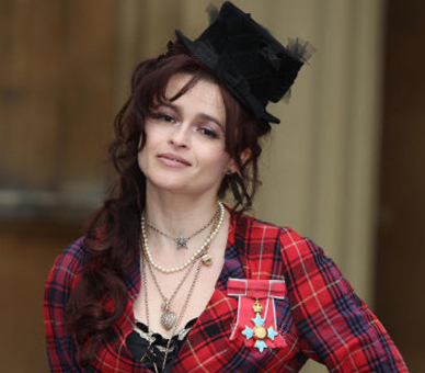 Helena Bonham Carter Menerima Gelar Dari Queen of England