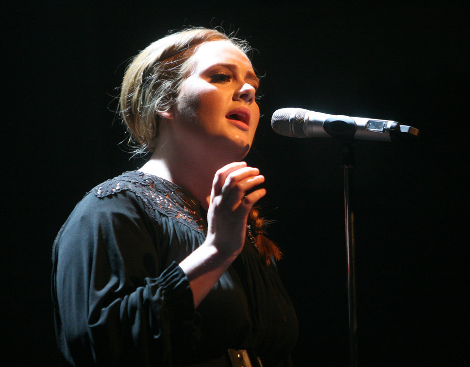 Lagu Adele Membangkitkan Anak Kecil Dari Koma
