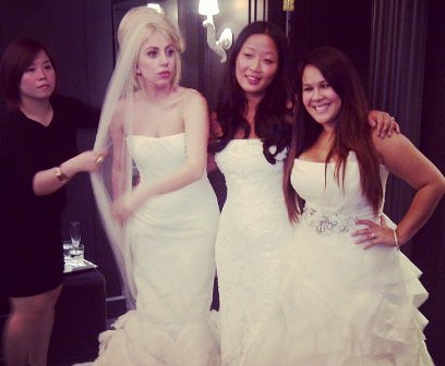 Lady Gaga Mencoba Gaun Pengantin Untuk Pernikahannya?