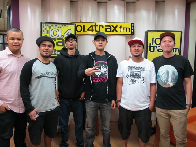 Traxkustik On Air With Bondan Prakoso and Fade2Black