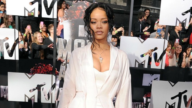 Rihanna Sabet Dua Gelar MTV Awards 2014