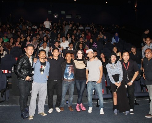 Anak Trax berkesempatan foto bareng aktor dan aktris The Raid.