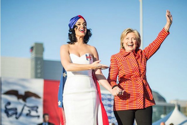 Hadiah ulang tahun Katy Perry untuk Hillary Clinton