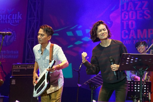 Eva Celia sebagai vokalis dan berduet dengan ayahnya, Indra Lesmana saat tampil di JGTC Festival