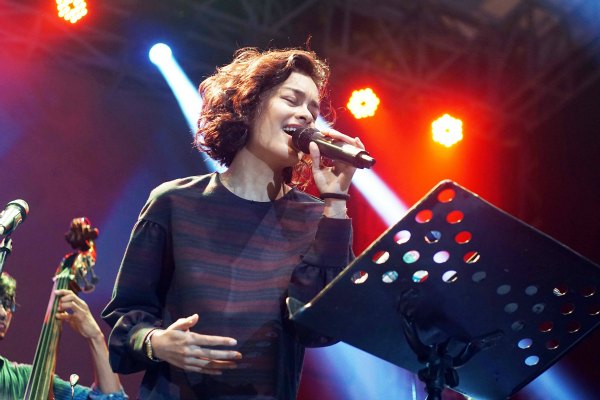 Eva Celia sebagai vokalis dan berduet dengan ayahnya, Indra Lesmana saat tampil di JGTC Festival