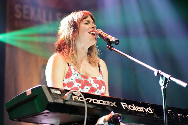 Meski hamil, Lenka tetap enerjik di Jazz Goes To Campus 2015