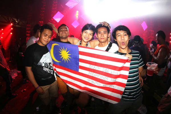 Partygoers dari Malaysia pun hadir, tidak lupa bawa bendera lho, mereka!
