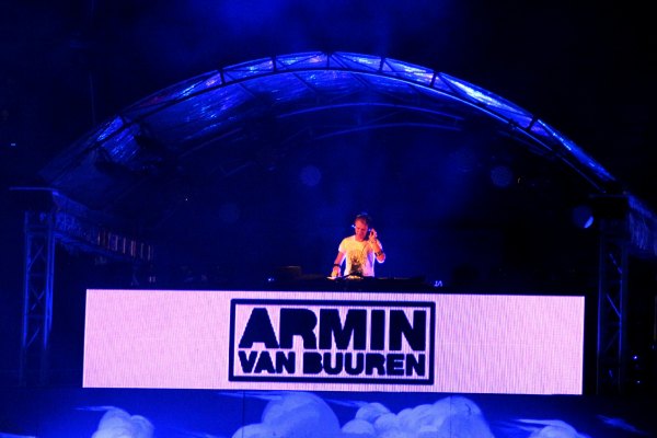 Begini nih penampilan Armin Van Buuren saat tampil di panggung Garudha Land