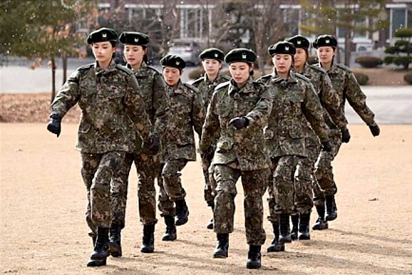 Gimana jadinya jika anggota girl group ikut wajib militer, yaa?