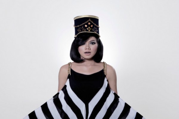 Unsur Jazz dan Sastra Sunda hadir di single baru Yura Yunita, “Kataji”