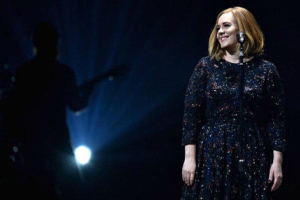 Adele lakukan ‘photobombs’ dengan fans saat konser