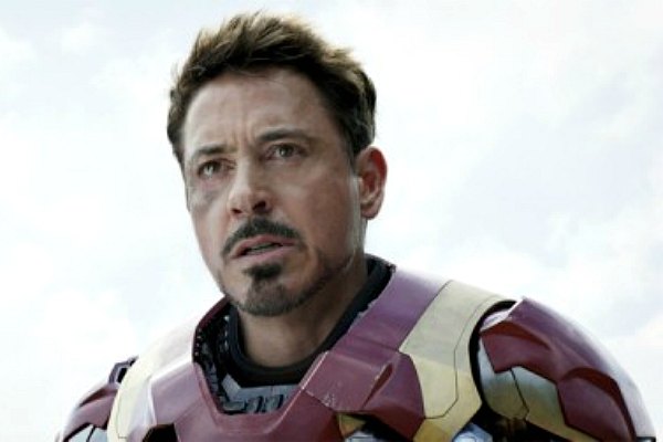 Di depan menara Eiffel, Iron Man tantang Captain America