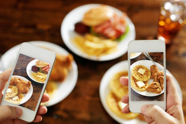 Pacar kamu suka foto makanan? Nggak gini juga kali!