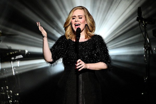 Adele dedikasikan konser untuk Jolie-Pitt