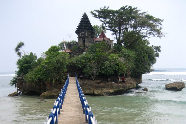 Mau liburan ke pantai? Ke Pantai Balekambang aja, Anak Trax!