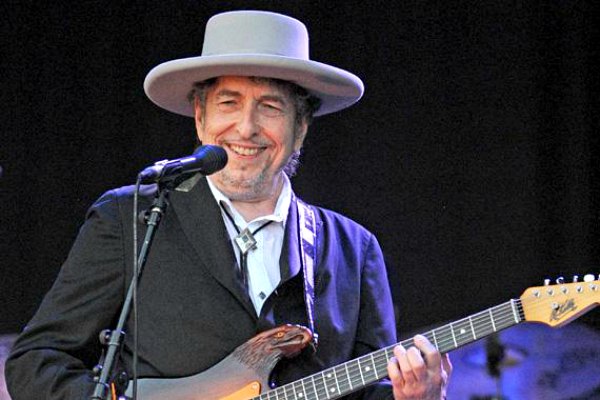 Bob Dylan tak jadi hadiri malam penganugerahan Nobel