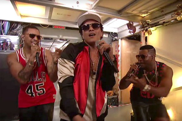Bruno Mars tampil live perdana “24K” di SNL!