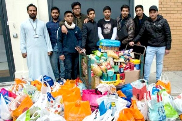 Toleransi tinggi, Muslim London bagikan 10 ton makanan