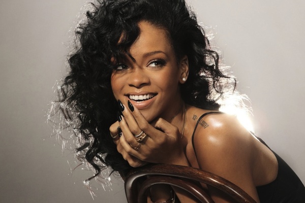 Nyentrik! Rihanna kenakan ikat pinggang super besar!