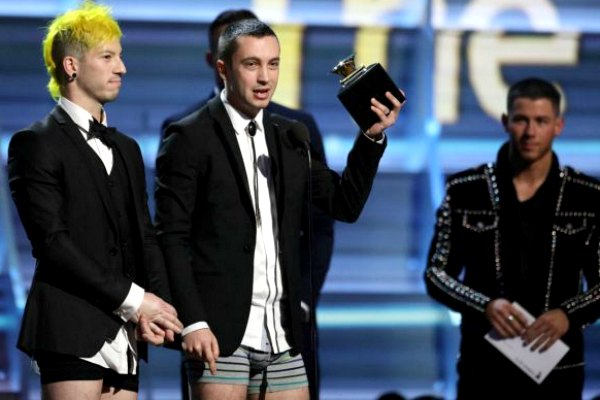 Lihat aksi buka celana Twenty One Pilots di Grammy 2017