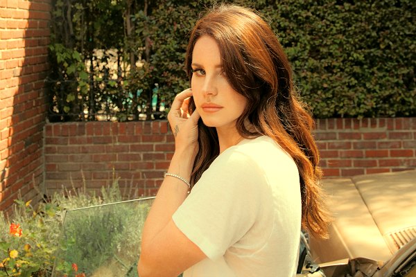 Single terbaru dari Lana Del Rey berjudul “Love”