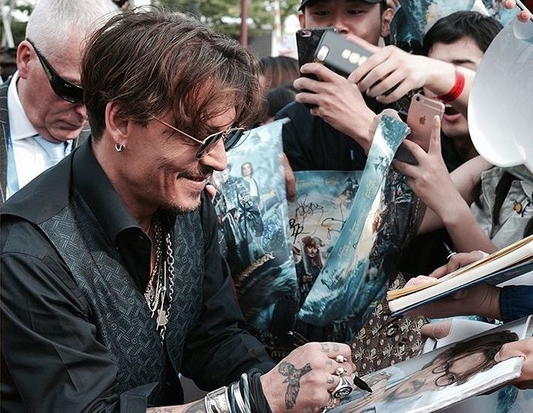 Johnny Depp berikan kejutan untuk fans di Disneyland