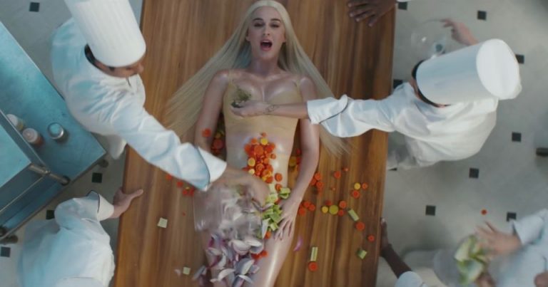 Katy Perry tampil seksi di video klip “Bon Appétit”