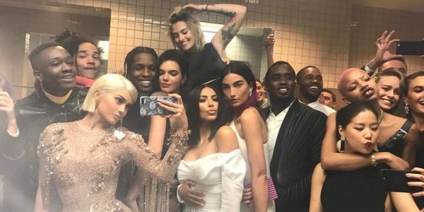 Selfie bertabur bintang ala Kylie Jenner