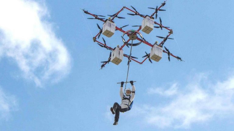 Skydiving menggunakan drone pertama di dunia