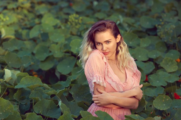 So sweet! Lagu terbaru Miley Cyrus ini untuk Liam Hemsworth