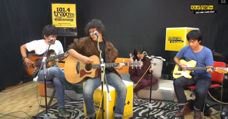 Indische Party – live nyanyiin lagu “Terkapar Sudah” di Trax FM