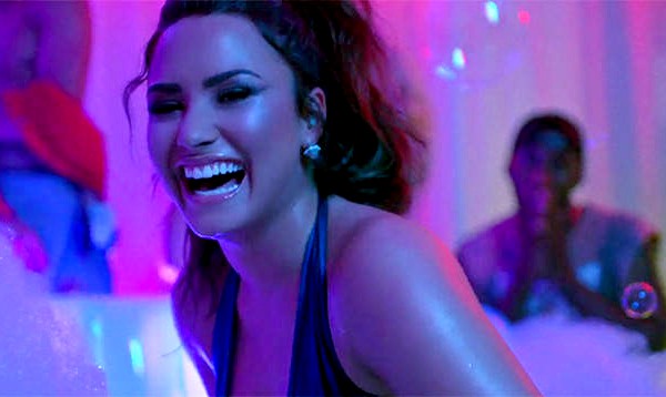 Demi Lovato ajak party di video klip terbarunya “Sorry Not Sorry”