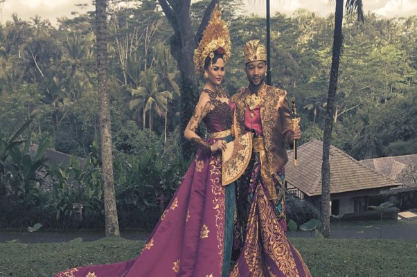 Chrissy Teigen dan John Legend ‘promosikan’ pakaian Bali