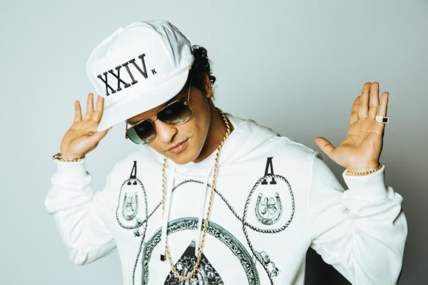 Bruno Mars rilis video klip terbaru “Versace On The Floor”!