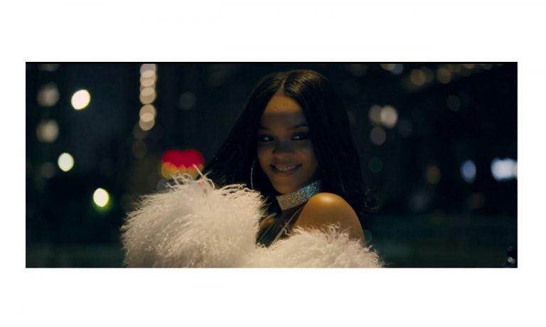 Gaya busana Rihanna di video klip “Loyalty”