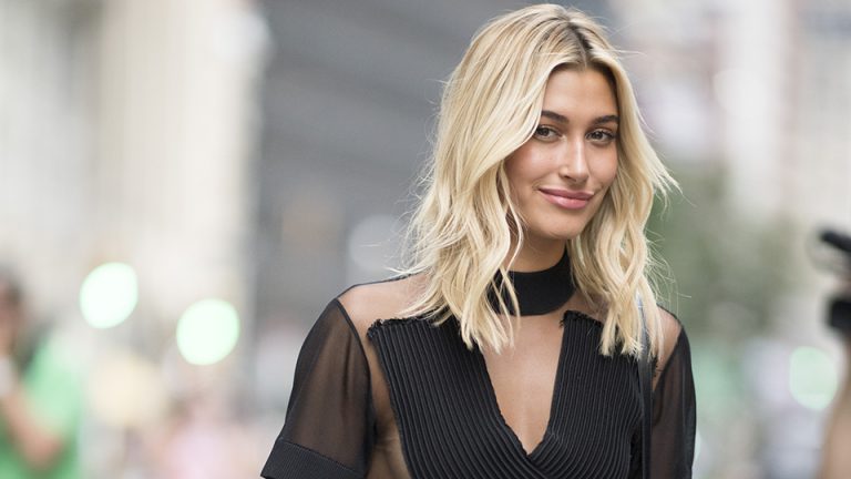 Duh jadi pengin liburan bareng Hailey Baldwin!