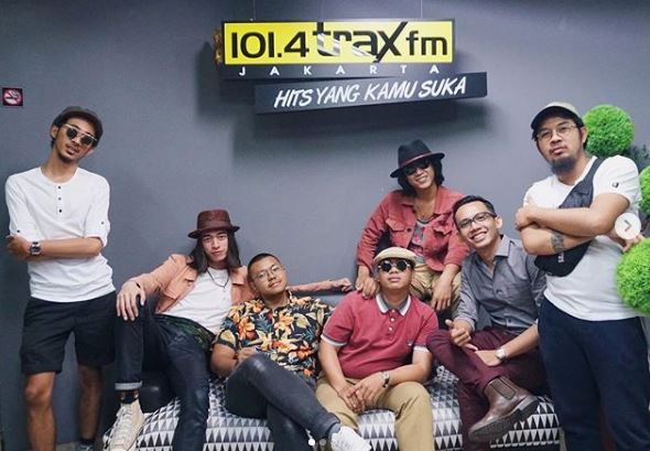 Sisitipsi main ke Trax FM