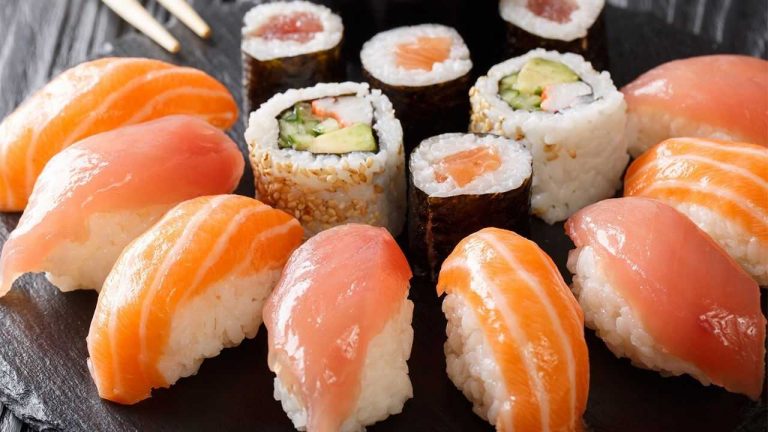 Bukan Sushi Biasa, Sushinya Pake Ulat Sagu! Berani Coba?