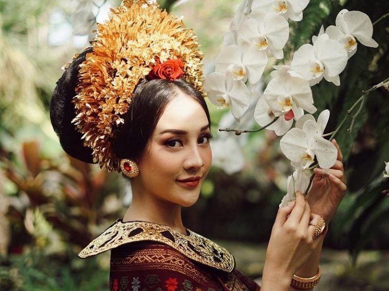 Potret Paras Cantik Anya Geraldine Pakai Baju Pengantin Bali