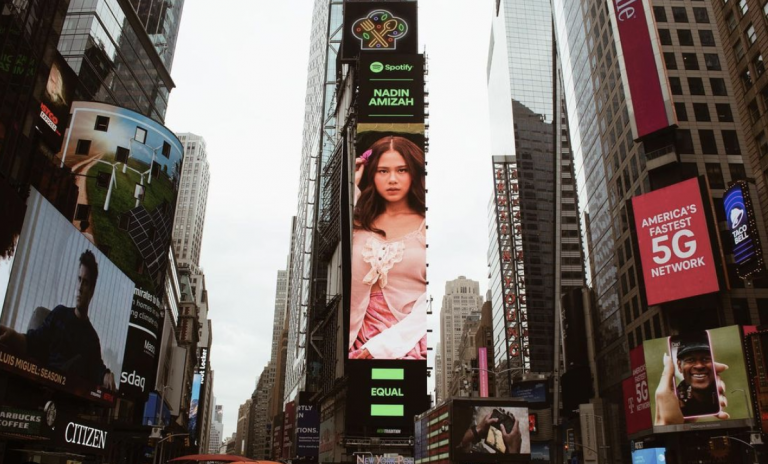Bangga! Wajah Nadin Amizah Muncul Di Time Square New York