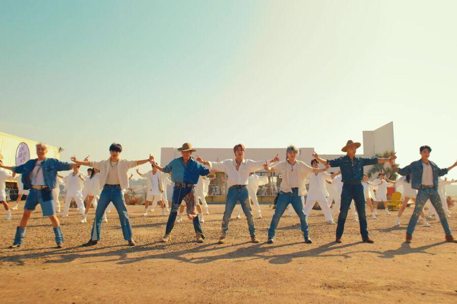 Berdanan Ala Cowboy Amerika BTS Rilis Video Klip 'Permission to Dance' 