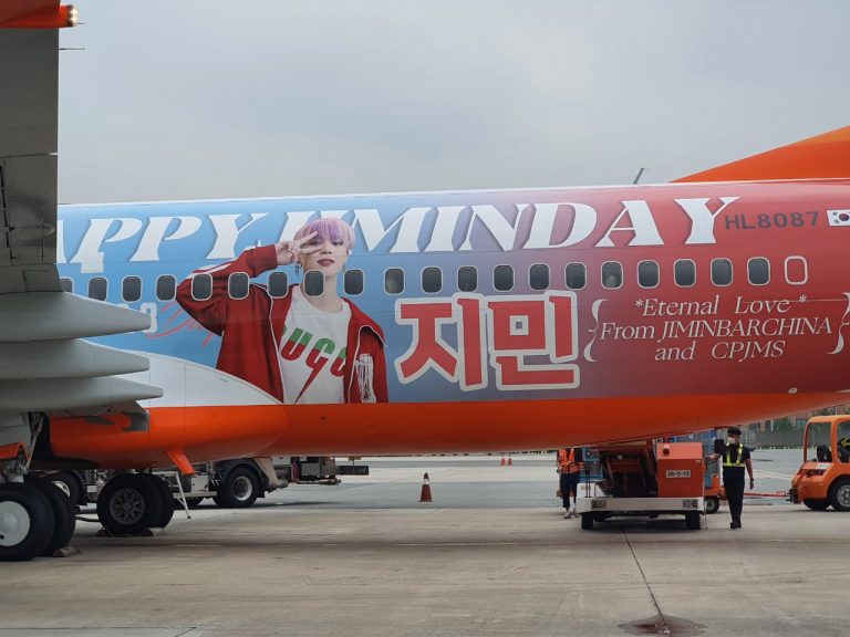 Sambut Ulang Tahun Jimin BTS, Fanbase Di Tiongkok Pamerin Desain Pesawat Dengan Ucapan “Happy Jimin Day”