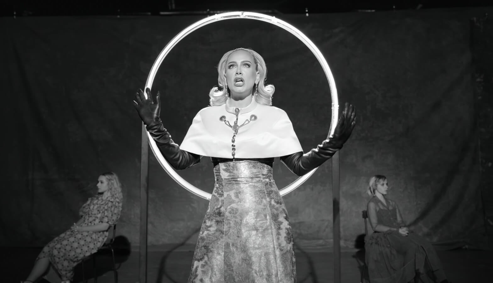Adele Rilis Video Klip 'Oh My God'