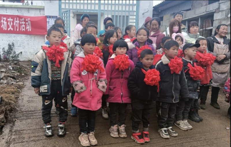 Pelajar Berprestasi di China Diberi Hadiah Anak Babi