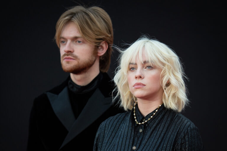 Billie Eilish dan Finneas Bikin Lagu Nobody Like U Buat Soundtrack Film Turning Red