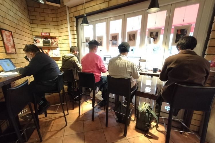 Di Jepang Ada Kafe Unik Khusus untuk Pengunjung yang Dikejar Deadline