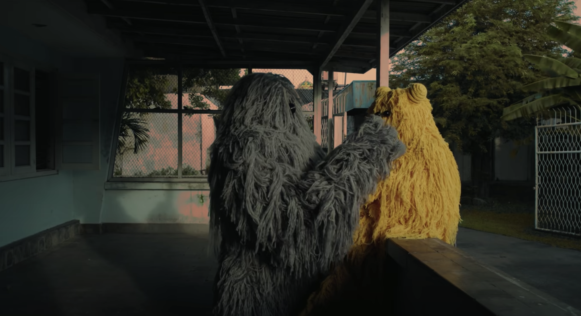 Sepasang Monster Jadi Model Video Klip Lagu Tulus 'Hati-Hati di Jalan'