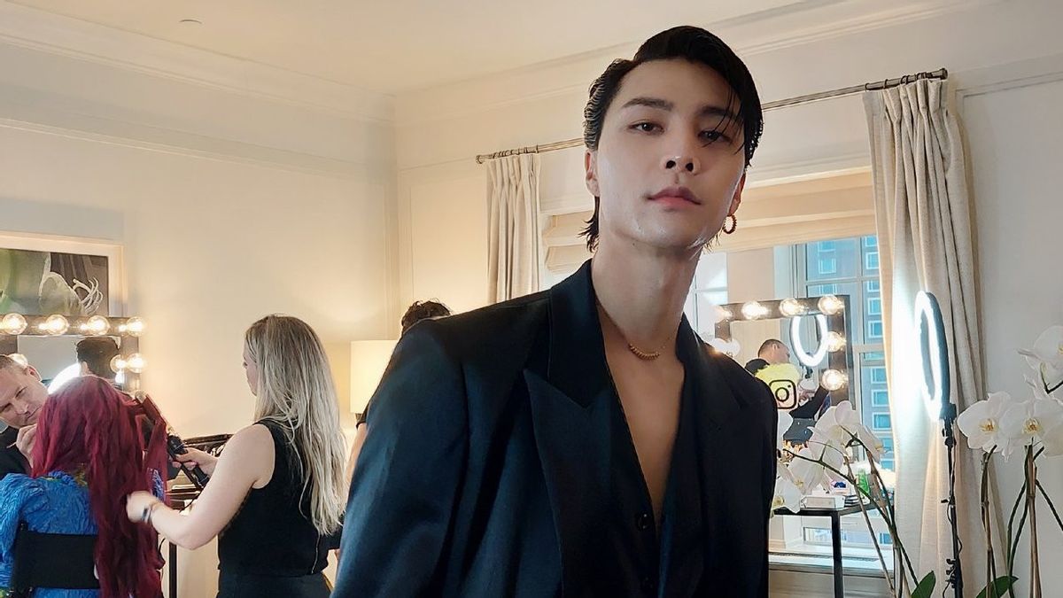 Johnny NCT Cetak Rekor  di Met Gala 2022