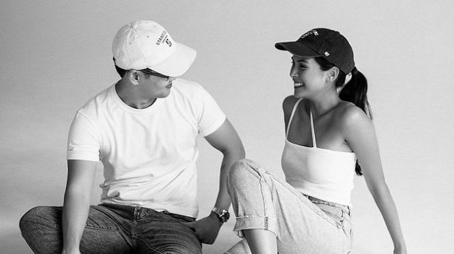 Maudy Ayunda dan Jesse Choi Satu Almamater dan Satu Hati