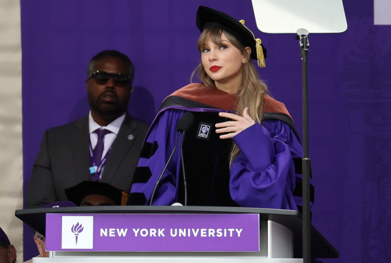 Pesan Menyentuh Taylor Swift Saat Raih Gelar Doktor Kehormatan di NYU